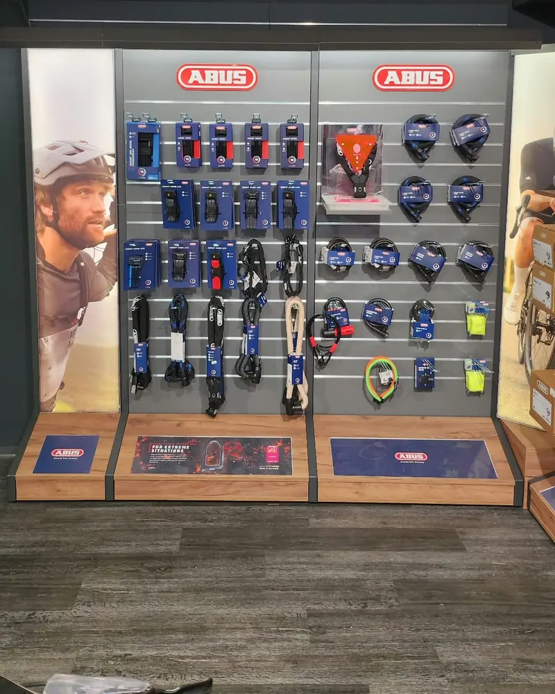 ABUS-Wand mit Fahrradschlössern