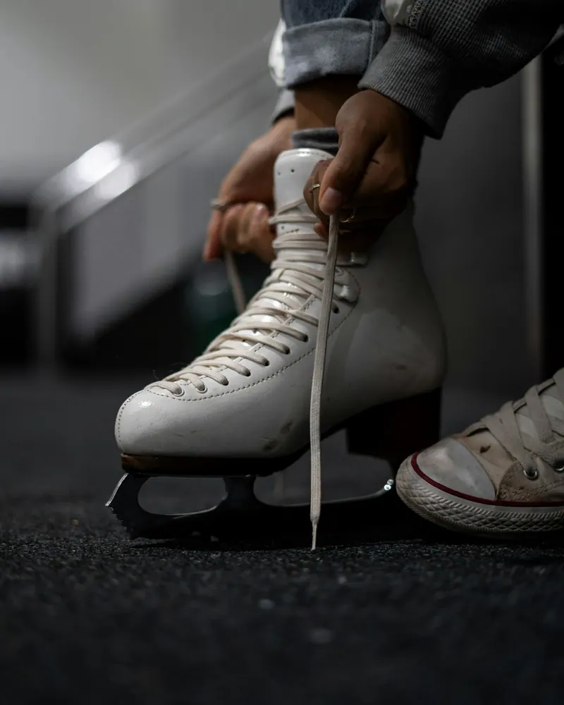 Eislaufschuh wird geschnürt