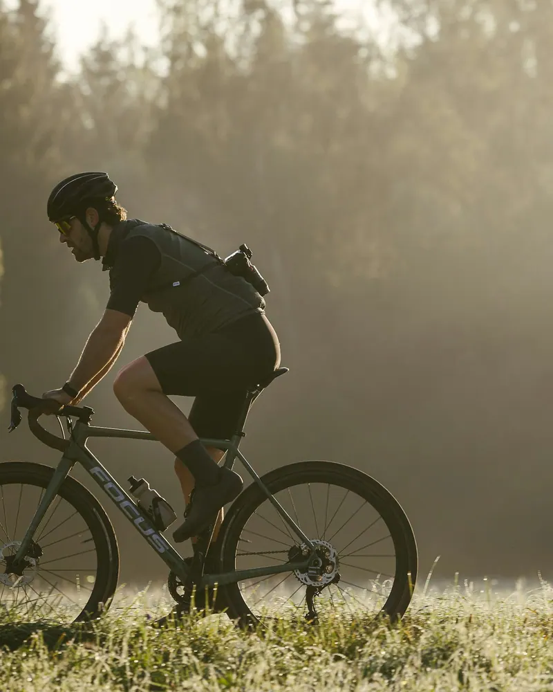 Radfahrer mit Gravelbike im Abendlicht