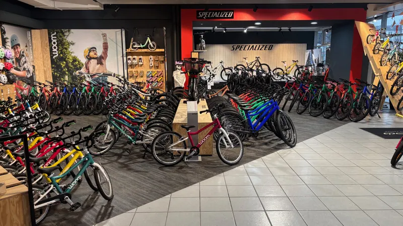 Kinderräder-Bereich bei Sportmike mit woom Rädern in vielen Farben