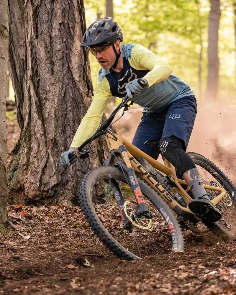 Mountainbiker im Wald