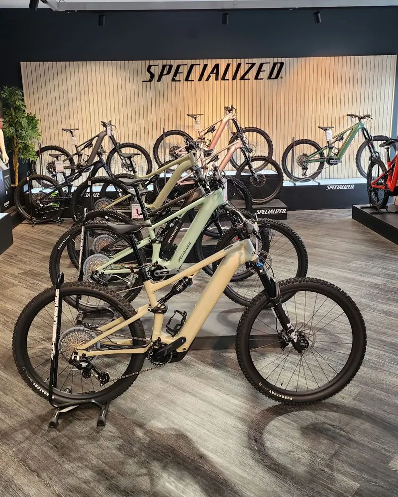 Specialized E-Mountainbikes vor der Specialized-Wand