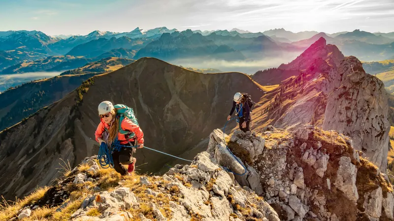 Zwei Wanderer auf einem Berggrat