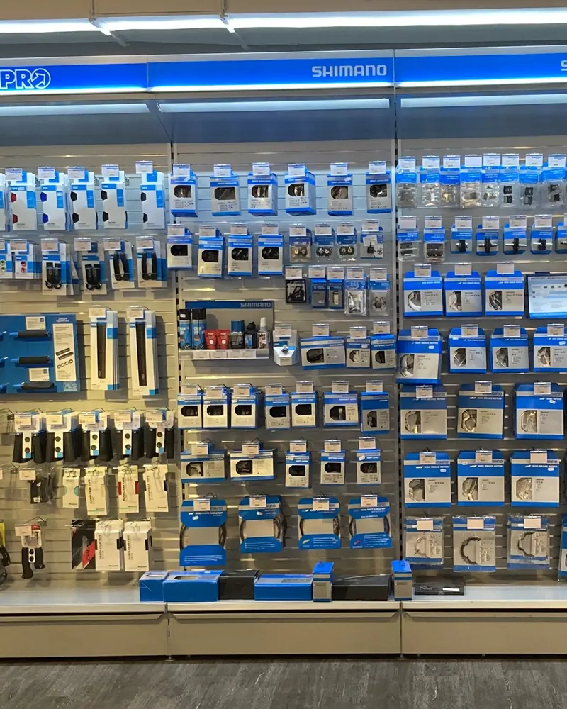 Zubehörwand mit Shimano Ersatzteilen